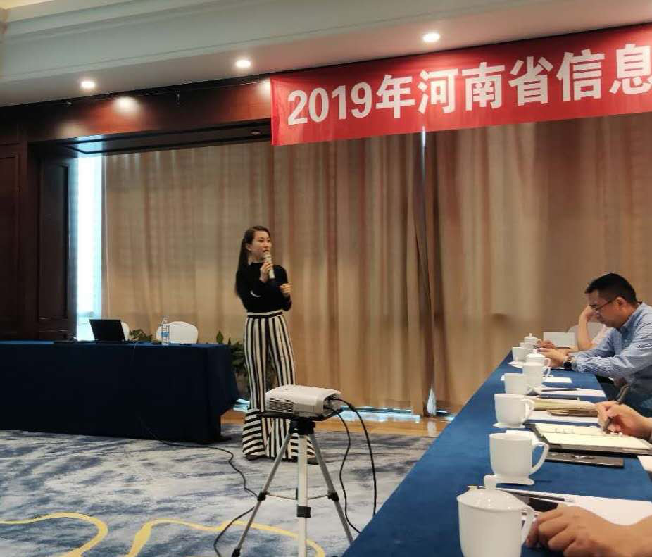 中标软件有限公司副总经理王翡瑜进行安全创新产业领域推广情况汇报