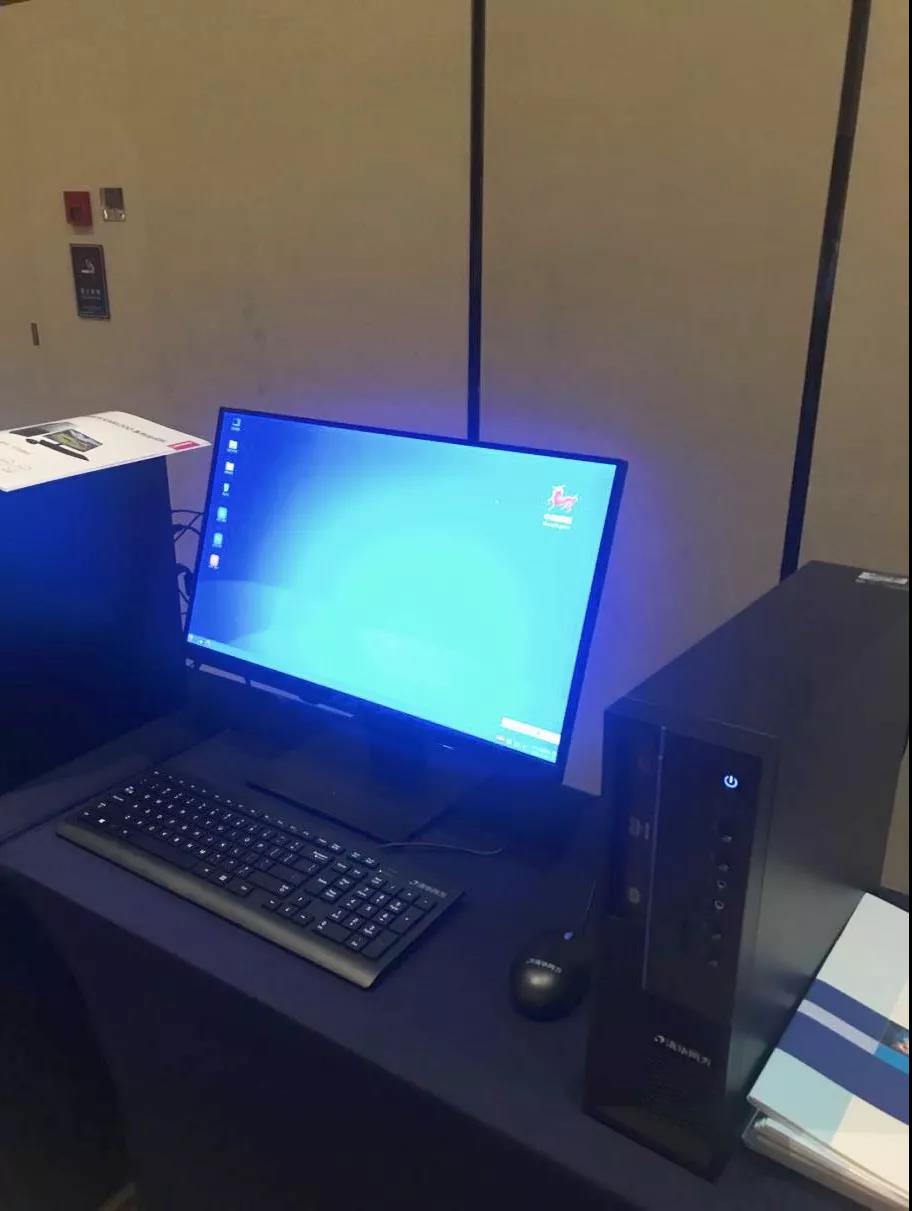 预装了中标麒麟操作系统的展示设备